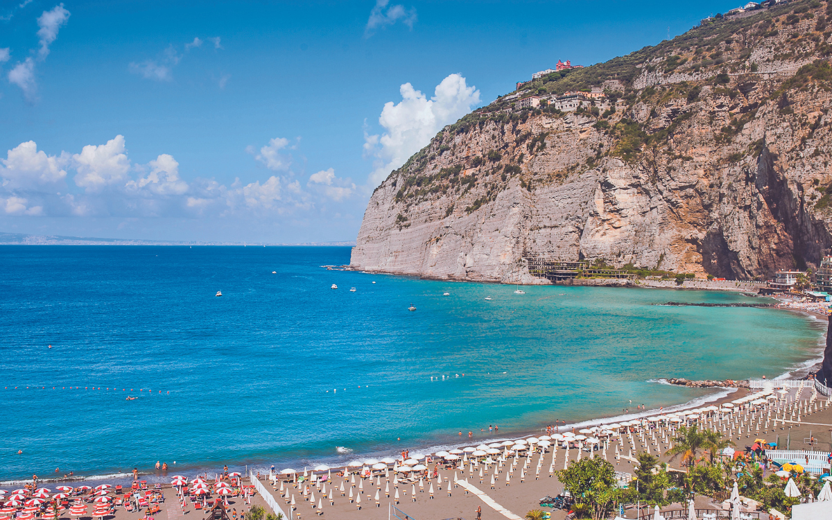 In vacanza con il cane: una spiaggia di Meta, penisola sorrentina