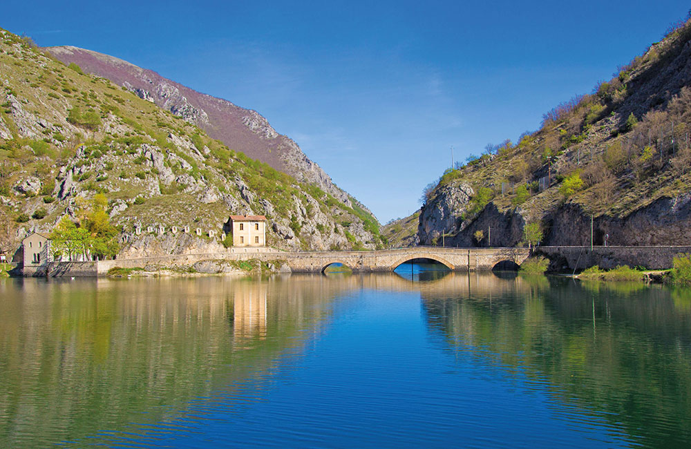 Il lago pet friendly nel Parco Nazionale d'Abruzzo
